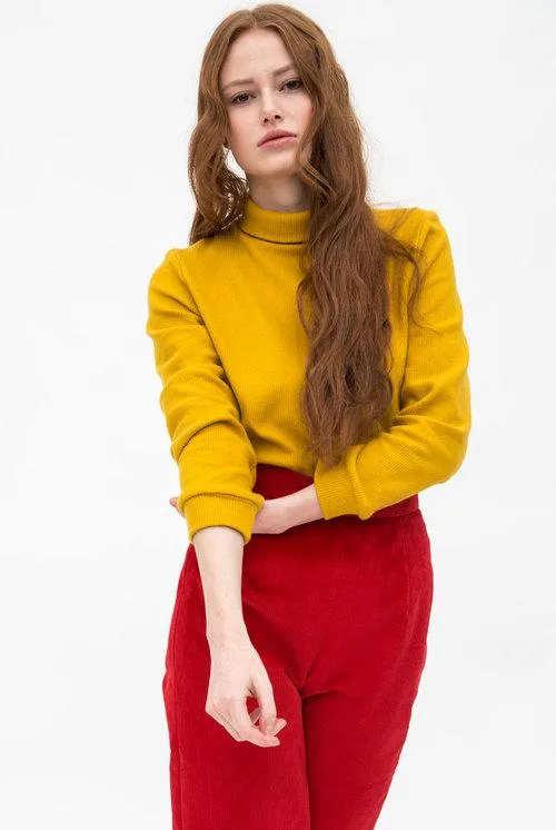 LYRA Corduroy Sweat Turtleneck