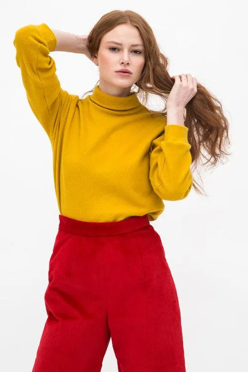 LYRA Corduroy Sweat Turtleneck