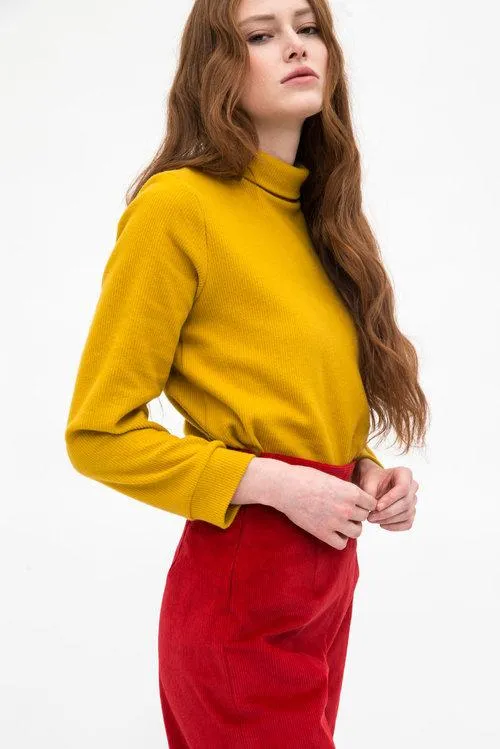 LYRA Corduroy Sweat Turtleneck